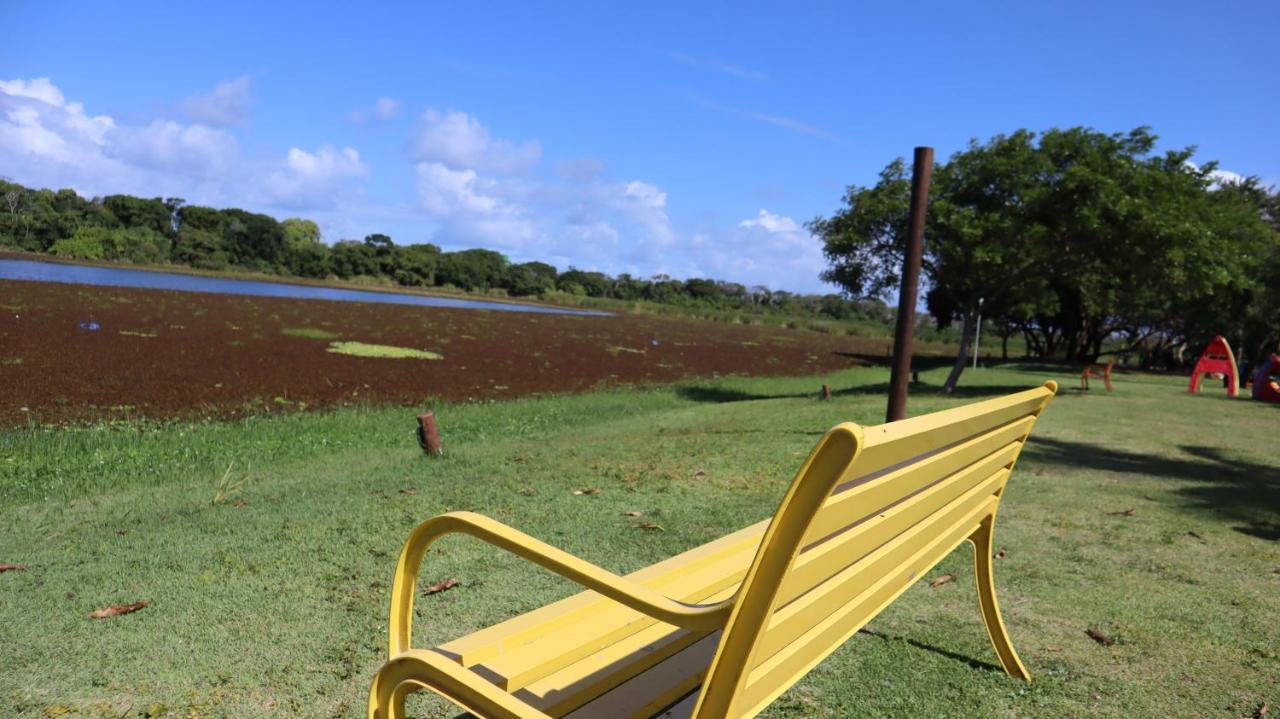 Apartamento Espetacular Na Melhor Praia Da Bahia, Guarajuba E Uma Das Unicas Praias Com Selo Azul Do Brasil -Luxo, Lazer, Diversao E Tranquilidade! Projetado Para Que Voce Tenha A Melhor Experiencia Em Hospedagem - Condominio Tipo Resort, O Mais Proc Camacari Bagian luar foto